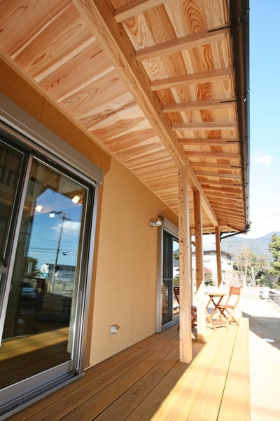 ウッドデッキ。リビングの延長として部屋と外をゆるやかにつなぐゆとりの空間。