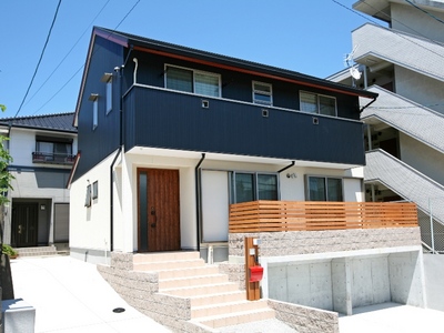 紺色×白のツートンが美しい外観。
紺色は耐久性のあるガルバリウム鋼板を使用。
駐車場もゆったりと確保。 紺色×白のツートンが美しい外観。
紺色は耐久性のあるガルバリウム鋼板を使用。
駐車場もゆったりと確保。