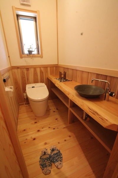 トイレのカウンターも木。ついつい長居したくなります