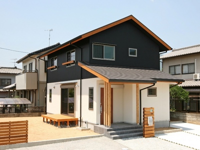 黒×白のツートンがスタイリッシュな外観。
ウッドデッキや破風、玄関のポーチ柱や軒天の板張りなど、木が温かみを添えてくれる。
駐車場もたっぷり確保。