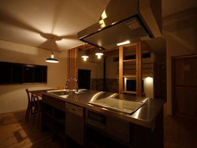 収納たっぷりの造作アイランドキッチン