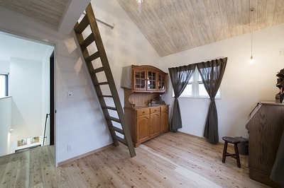　2階の寝室には、収納にも使えるようにロフトをつくりました。