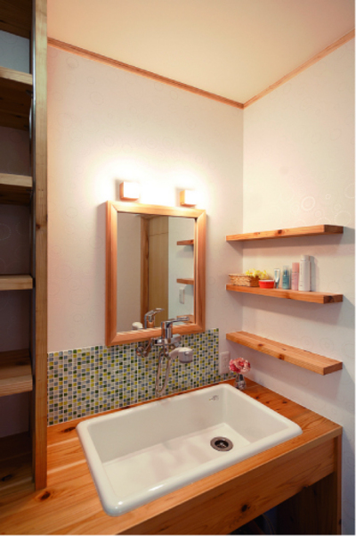 1階の洗面も2階同様、モザイクタイルを張りつめていて、とても暖かな雰囲気です。 1階の洗面も2階同様、モザイクタイルを張りつめていて、とても暖かな雰囲気です。