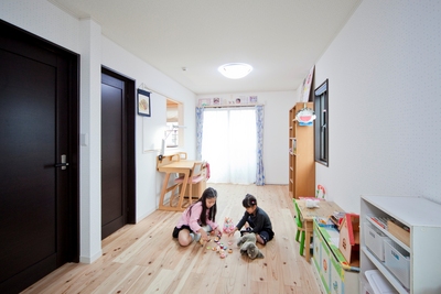 子ども部屋。
お子さんが小さいうちは間仕切りをせずに広々と。
扉は二つ付け、年頃になったら仕切って二部屋として仕様できるように。 子ども部屋。
お子さんが小さいうちは間仕切りをせずに広々と。
扉は二つ付け、年頃になったら仕切って二部屋として仕様できるように。