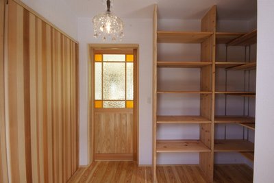 玄関に入って左手はクローゼット、右手は大容量のシューズクロークです。奥の建具はもちろん造作です。