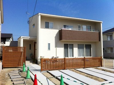 ブラウンがアクセントの清潔感のある白いCAN・BOX