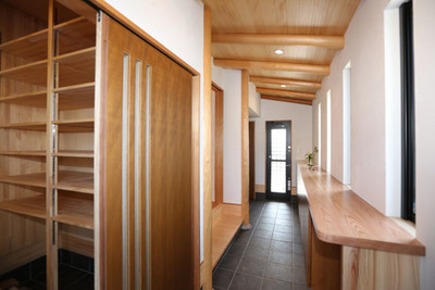 玄関土間は、大容量の収納付きです。