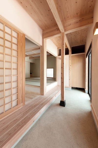 風格と上品さを兼ね備えた土間のある玄関。客人を和室へ直に通せます。