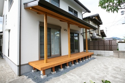 洗濯物がたくさん干せるウッドデッキ。軒裏も和テイストを意識して杉板を張っています。