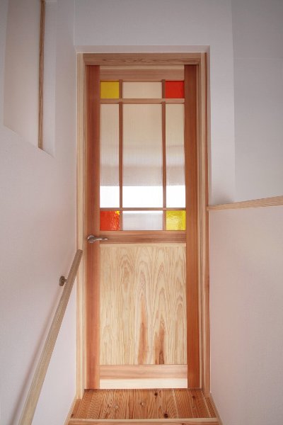 2階ホールの扉は、オレンジと黄色の輸入ガラスで可愛らしく。