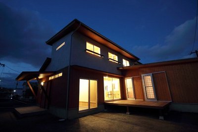 夜の外観