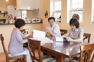 ご入居されて、お住まいにお邪魔したとき、笑顔で迎えてくれる施主さまのお顔を拝見できることは、スタッフにとって一番の幸せです。 ご入居後のプロカメラマンによる写真撮りの日も楽しみです！