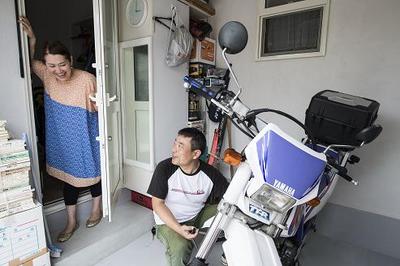 ご主人のリクエストのバイクスペース。「バイク整備をしていると時間を忘れる　　ほど」なのだそうです。 
バイクスペースはシューズインクロークと繋がっているので出入りがしやすい。