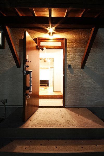 石を埋め込んで仕上げた玄関ポーチ