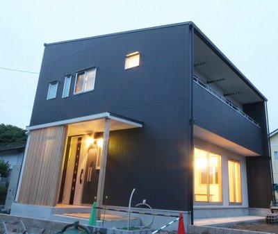 玄関は格子戸を設け、ちょっとした目隠しに。