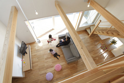 2階から見下ろすと、
構造材の梁もまたアクセントになっています。