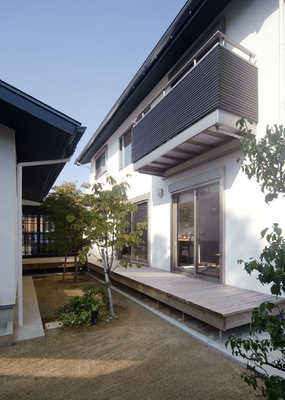 両世帯の間にある中庭と
デッキスペース。
程良い距離を保っています。