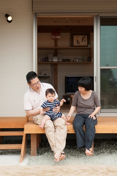 庭に面したウッドデッキ。ガーデニングや家庭菜園をしたり、庭に芝を貼って親子で遊べる日も間近。 庭に面したウッドデッキ。ガーデニングや家庭菜園をしたり、庭に芝を貼って親子で遊べる日も間近。