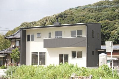 緑に映えるモノクロの外観 緑に映えるモノクロの外観