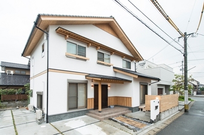 閑静な住宅地にシンプルながらもひときわ存在感を放つ外観。