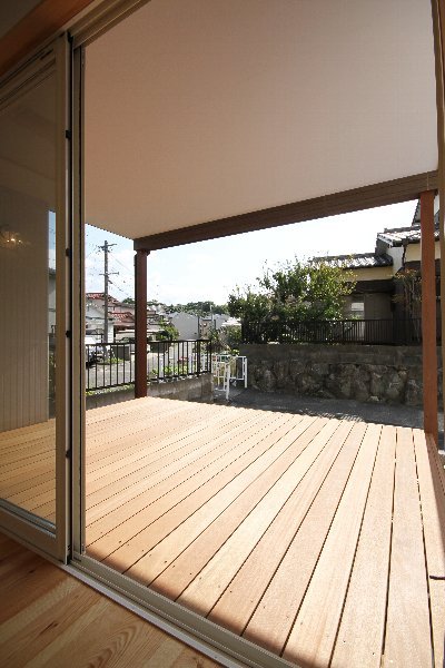 屋根付きの広いウッドデッキは、雨の日でも安心して洗濯物を干せます