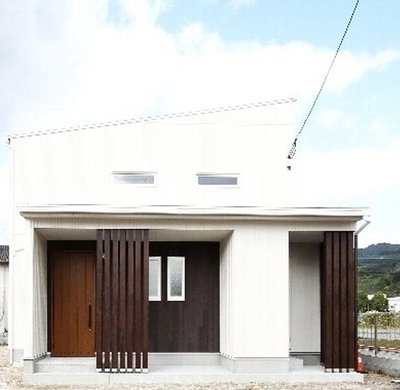 右側の格子は勝手口の目隠しに。玄関と勝手口に仕切りを作ったことで、勝手口もより機能的に 右側の格子は勝手口の目隠しに。玄関と勝手口に仕切りを作ったことで、勝手口もより機能的に