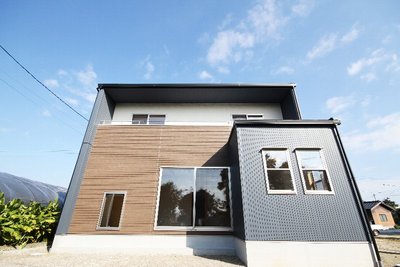 青とブラウンの外壁が個性的なCAN・BOX