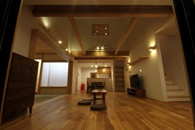 夜のリビング。建具のデザインガラスから漏れる光がとても可愛いです