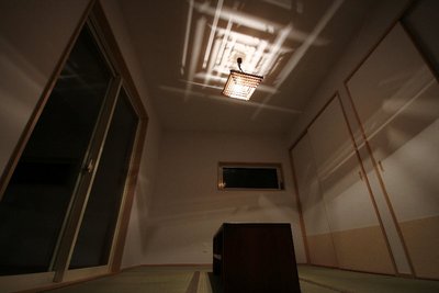 格子戸から差し込む光線が重なりあい、幻想的な空間を演出してくれる照明