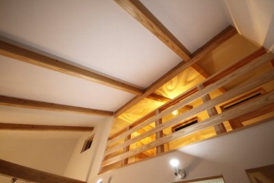 2階ロフトの照明は、ダイナミックにガラスの模様を浮き出させてくれます