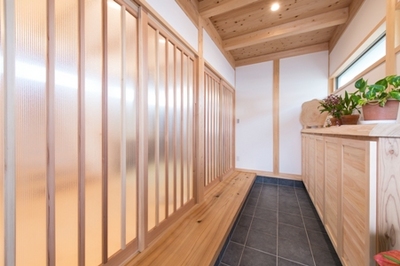 お孫さんが遊びに来ても並んで靴が履けるゆとりの玄関。大容量の靴箱も木を使って造作。 お孫さんが遊びに来ても並んで靴が履けるゆとりの玄関。大容量の靴箱も木を使って造作。