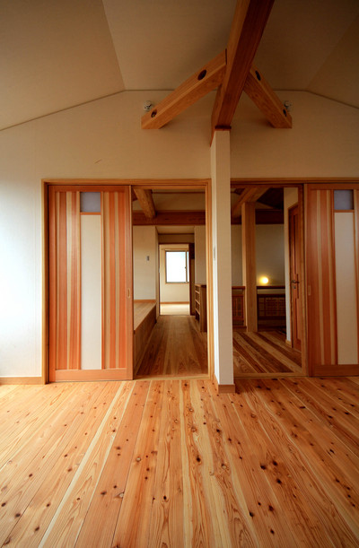 子ども部屋は１ルーム２ドアスタイル。将来、個室が必要になれば、壁をつくったり家具で仕切ったりして２部屋にできます。家族の生活スタイルの変化に応じて、間取りをアレンジできるよう、永いスパンで快適に暮らせるよう考えられています。