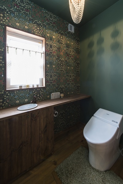 トイレ・リビング等の一部分に、個性的な輸入クロスを贅沢に使用しました。 トイレ・リビング等の一部分に、個性的な輸入クロスを贅沢に使用しました。