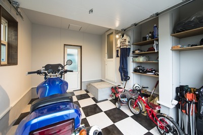 白い輸入シャッターとチェッカーフラッグ柄の床。ご主人の要望が盛り込まれた夢の空間の主役はHONDA CB1000スーパーフォア。
7帖程の広さがあるのでバイクメンテナンススペースの他に工具やゴルフバック、子供さんの自転車もゆっくり収納できます。そしてキッチンパントリーや車庫からの出入りもできます。
ご入居前は住まいとは別の場所に専用のガレージを借りてお休みの日に通っていらっしゃたそうですが、これからは好きなときに愛車のお手入れをすることができます。 白い輸入シャッターとチェッカーフラッグ柄の床。ご主人の要望が盛り込まれた夢の空間の主役はHONDA CB1000スーパーフォア。
7帖程の広さがあるのでバイクメンテナンススペースの他に工具やゴルフバック、子供さんの自転車もゆっくり収納できます。そしてキッチンパントリーや車庫からの出入りもできます。
ご入居前は住まいとは別の場所に専用のガレージを借りてお休みの日に通っていらっしゃたそうですが、これからは好きなときに愛車のお手入れをすることができます。