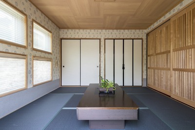 御仏壇はキチンと和室に設けたかったというご希望に沿って、シックな和室を明るい南側に配置。
消炭色の畳は、夜になるとダークグリーン色に見えます。
全館空調・外断熱効果で、和室なのにしっかり断熱・調湿されていてこちらも快適です。