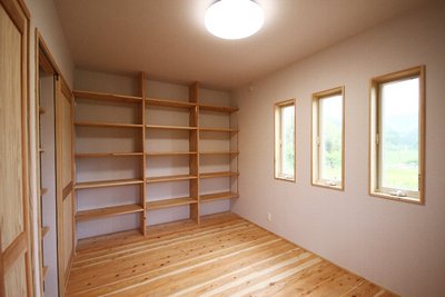 壁一面に可動棚を設置