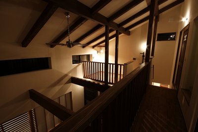 夜は雰囲気ある照明でほっこり、リラックスできる室内