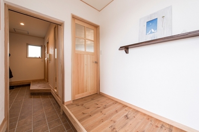 ドアを開くと横長に広がる玄関。奥には家族専用のシューズクロークとリビングへの出入り口が伸びている。 ドアを開くと横長に広がる玄関。奥には家族専用のシューズクロークとリビングへの出入り口が伸びている。