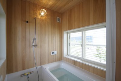 ヒバの板貼りで仕上げた浴室。二階に設けたことで視線も気になりません。 ヒバの板貼りで仕上げた浴室。二階に設けたことで視線も気になりません。