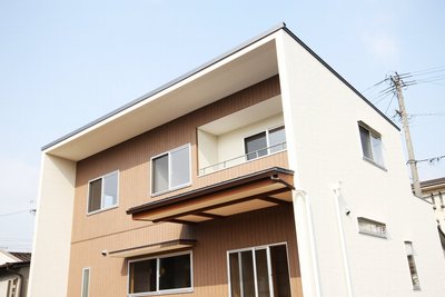 袖壁がバルコニーをデザインの中に取り込む、すっきりとした外観 袖壁がバルコニーをデザインの中に取り込む、すっきりとした外観