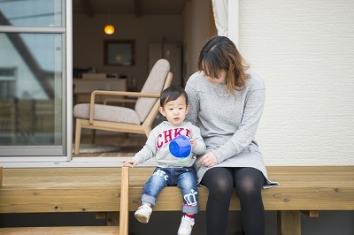 リビングからつづくウッドデッキに立つと遠くに海が見え、日向ぼっこをしたり、広いお庭でバーベキューをしたり、楽しいひと時が過ごせそう。、 リビングからつづくウッドデッキに立つと遠くに海が見え、日向ぼっこをしたり、広いお庭でバーベキューをしたり、楽しいひと時が過ごせそう。、