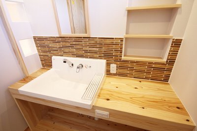 洗面台は木調の長方形のタイルをセレクト 洗面台は木調の長方形のタイルをセレクト