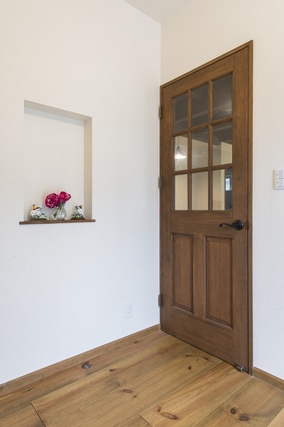 玄関前にニッチをつけて、その日の気分でディスプレイを変えてもおしゃれ♪