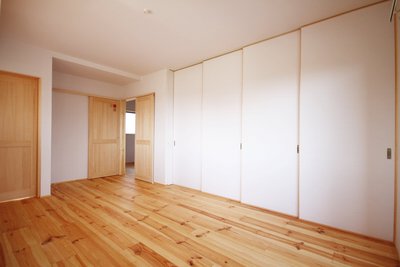 2階ホールは四枚引き戸で閉め切れば、個室としても使えるスタイルに。