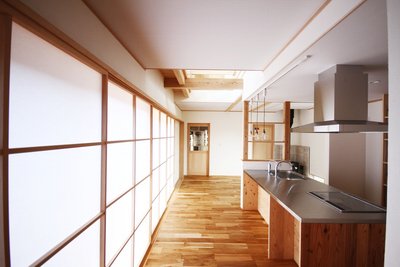 内障子からの柔らかい光がとても落ち着く室内（子世帯）