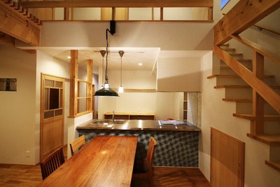 夜のダイニング。カフェのような雰囲気で夕飯を楽しめそうですね。