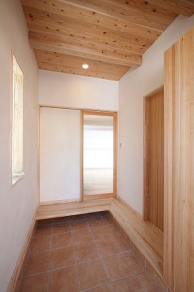 スッキリとした玄関。造作の引き戸を開けるとリビングへ、和室へとそれぞれ直結。