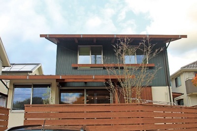 シックな色合いの外壁(ガリバリウム鋼鈑)と板塀が調和する落ち着きのあるI様邸。周囲の自然にも溶け込んでいる。