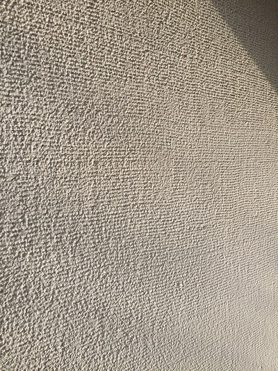 ジョリパッドのハケ引き塗り（左官工事も自社で行っています）