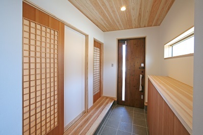 玄関を入るとレッスンルームとリビングへ。シューズクローゼットも設置されています。